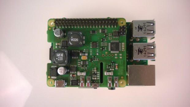 Die Anschlüsse für die Kamera und das Display sind durch Schlitze weiterhin erreichbar. (Foto: Alexander Merz/Golem.de)